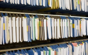 Hängende Papierakten in einem Archivschrank