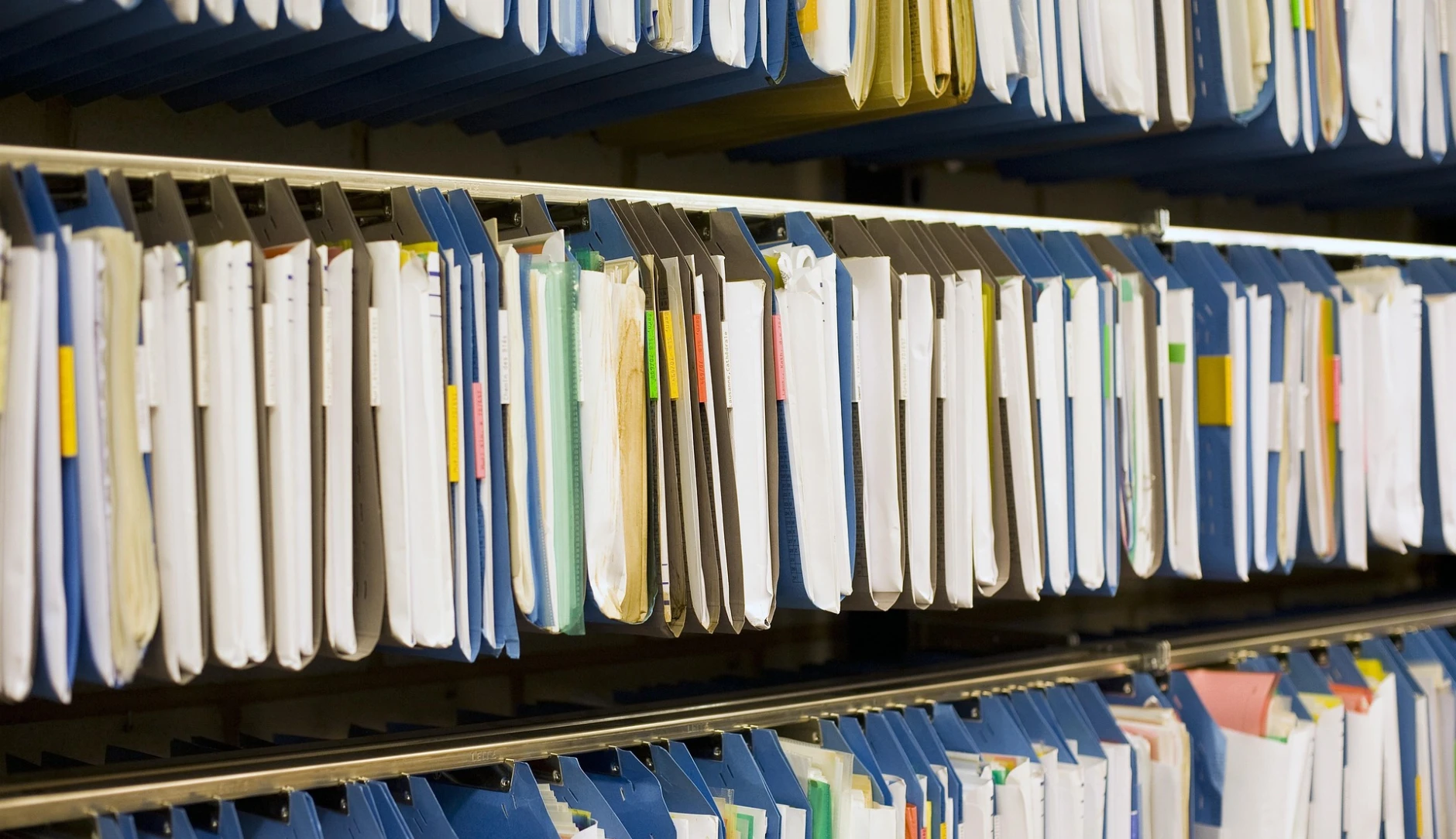 Hängende Papierakten in einem Archivschrank