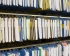 Hängende Papierakten in einem Archivschrank