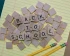 Scrabble-Buchstaben bilden den Satz 