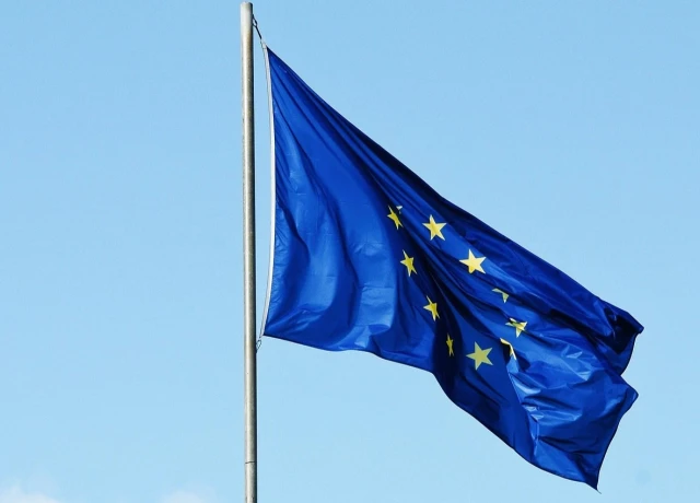 Eine Europa-Flagge weht im Wind.
