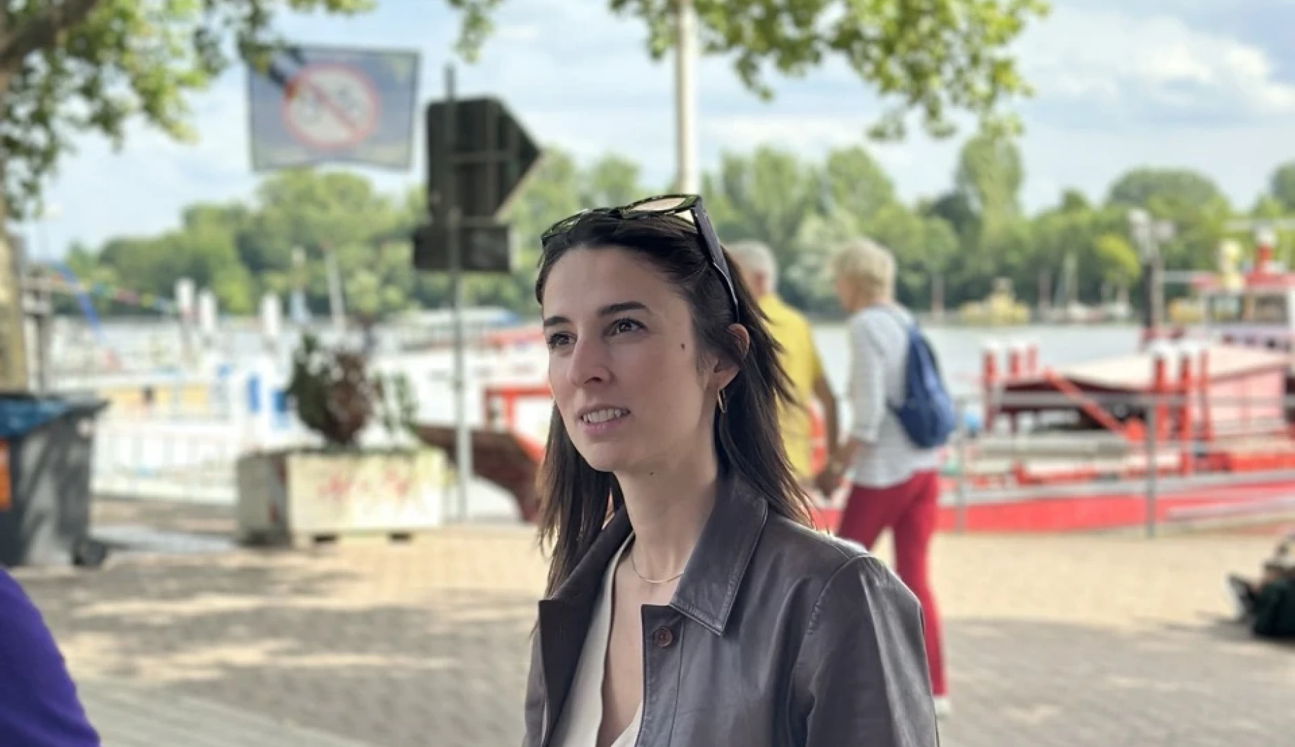 Maral Koohestanian bei der Listening Tour in Schierstein.