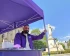Ein Mann steht an einem Infostand. Im Hintergrund ist eine Statue zu sehen.