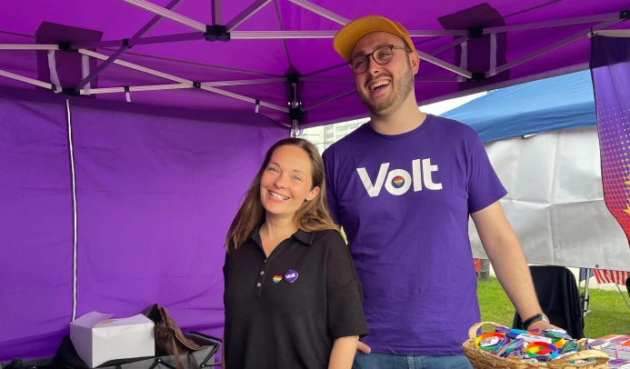 Der Infostand von Volt Wiesbaden auf dem CSD 2026