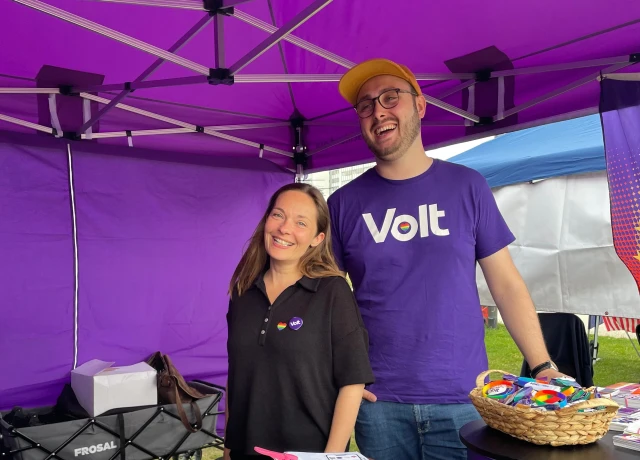 Der Infostand von Volt Wiesbaden auf dem CSD 2026