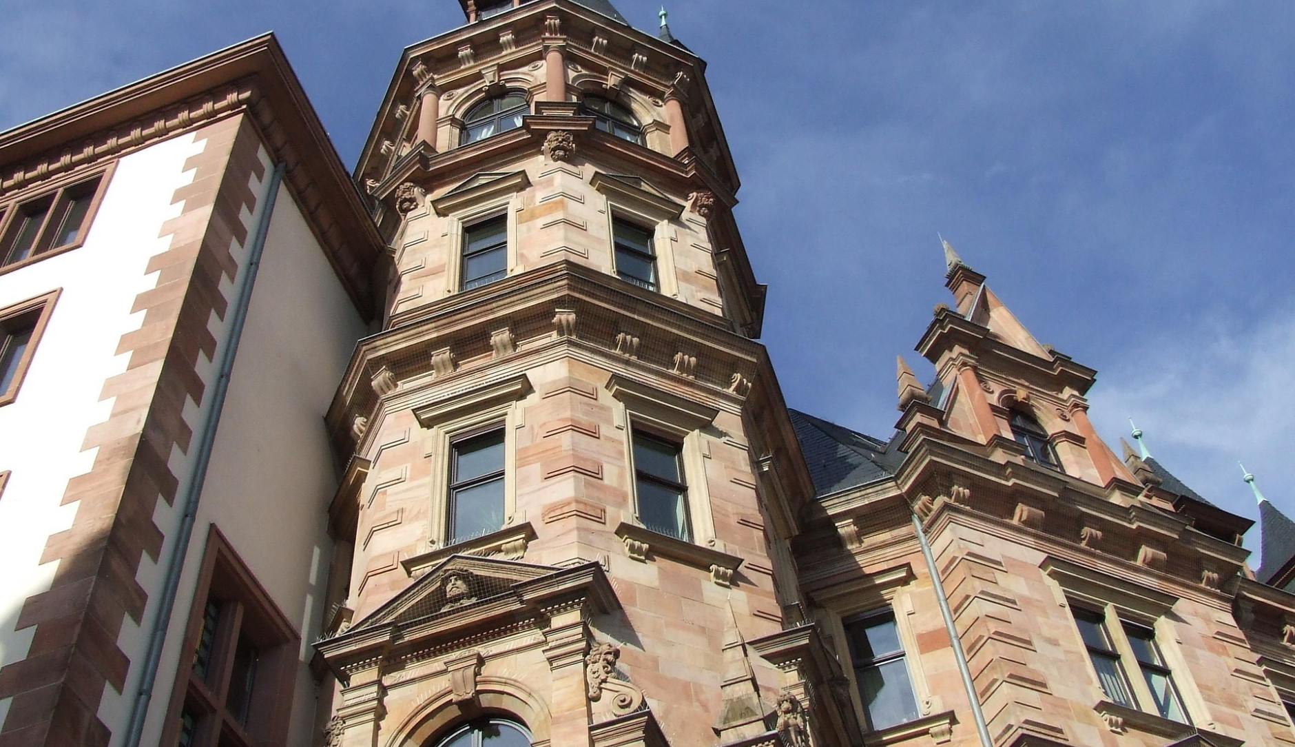 Ein Turm des Rathauses in Wiesbaden