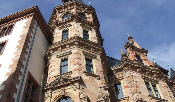 Ein Turm des Rathauses in Wiesbaden