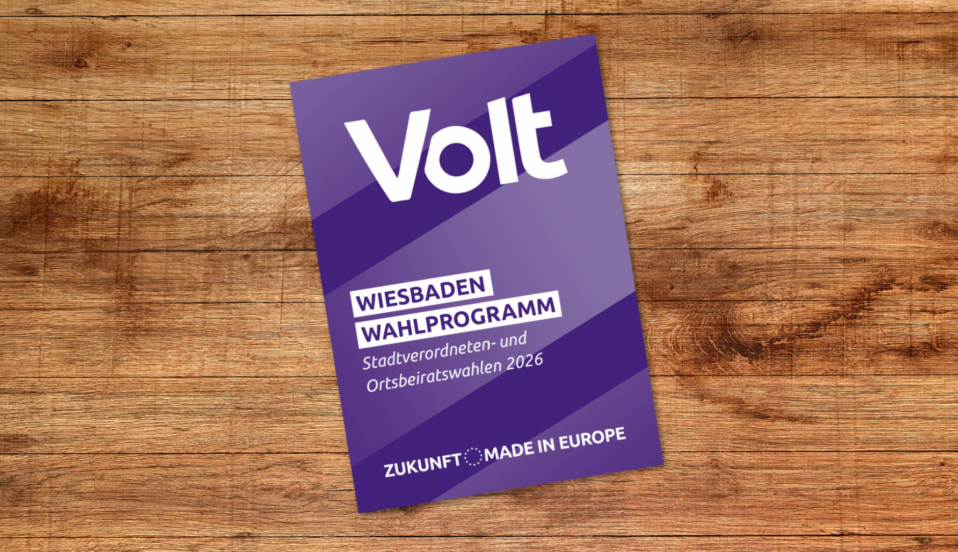 Das Wahlprogramm von Wiesbaden liegt auf einem Holztisch.