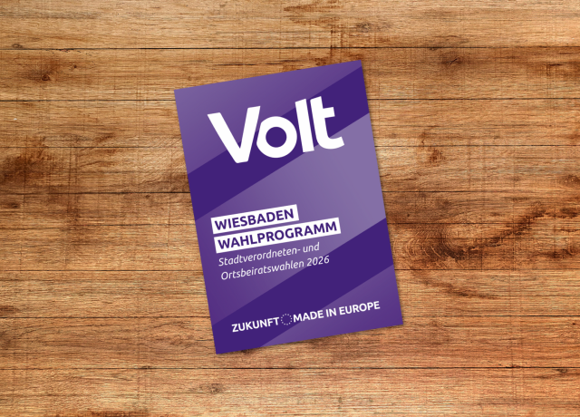 Das Wahlprogramm von Wiesbaden liegt auf einem Holztisch.