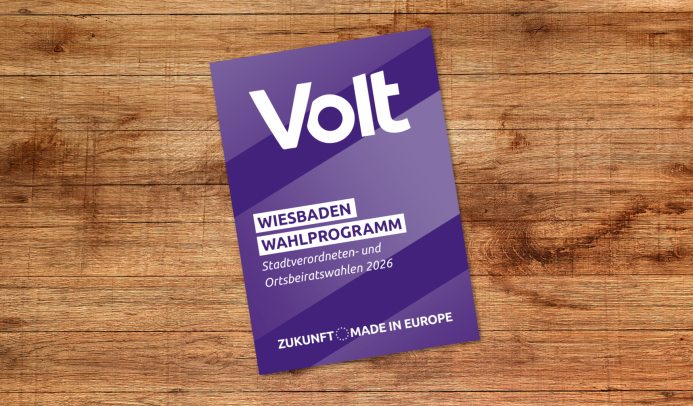 Das Wahlprogramm von Wiesbaden liegt auf einem Holztisch.