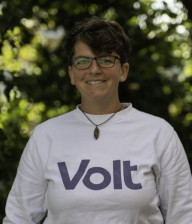 Bild von Carina König, Co-Vorsitzenden des Volt Deutschland Landesverbands Hessen.
