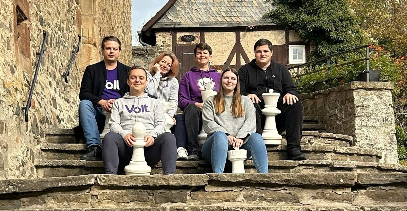 Vorstand Volt Hessen im Oktober 2025 auf einer Treppe