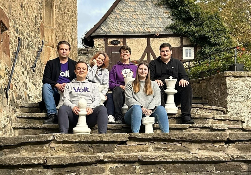 Vorstand Volt Hessen im Oktober 2025 auf einer Treppe