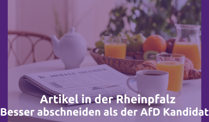 Auf dem Bild sieht man eine Zeitung auf dem Früstückstisch mit Kaffee, Obst und Saft. Das Bild kündigt einen Artikel über Michaela in der Rheinpfalz an.