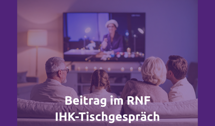 Auf dem Bild sieht man eine Familie bestehend aus einem älteren Herrn, einer älteren Dame, einem Mann mittleren Alters und einem Mädchen auf dem Sofa sitzen. Sie schauen den angekündigten Beitrag des RNF mit Michaela.