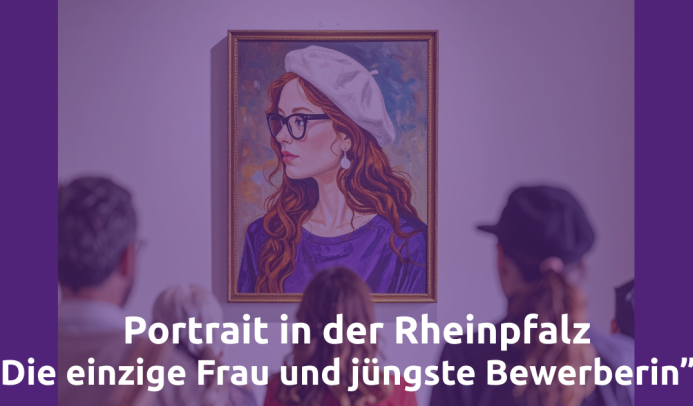 Zu sehen ist ein Gemälde an einer Wand, das Michela leicht ähnelt vom Typ her mit langen rotbraunen Haaren, weißer Baskenmütze, schwarzer Brille und lila Shirt. Davor steht eine Gruppe Menschen verschiedener Ethnien, Altersgruppen und Körperformen, die das Bild betrachten. Der Schriftzug bewirbt Michaelas Portrait in der Rheinpfalz.
