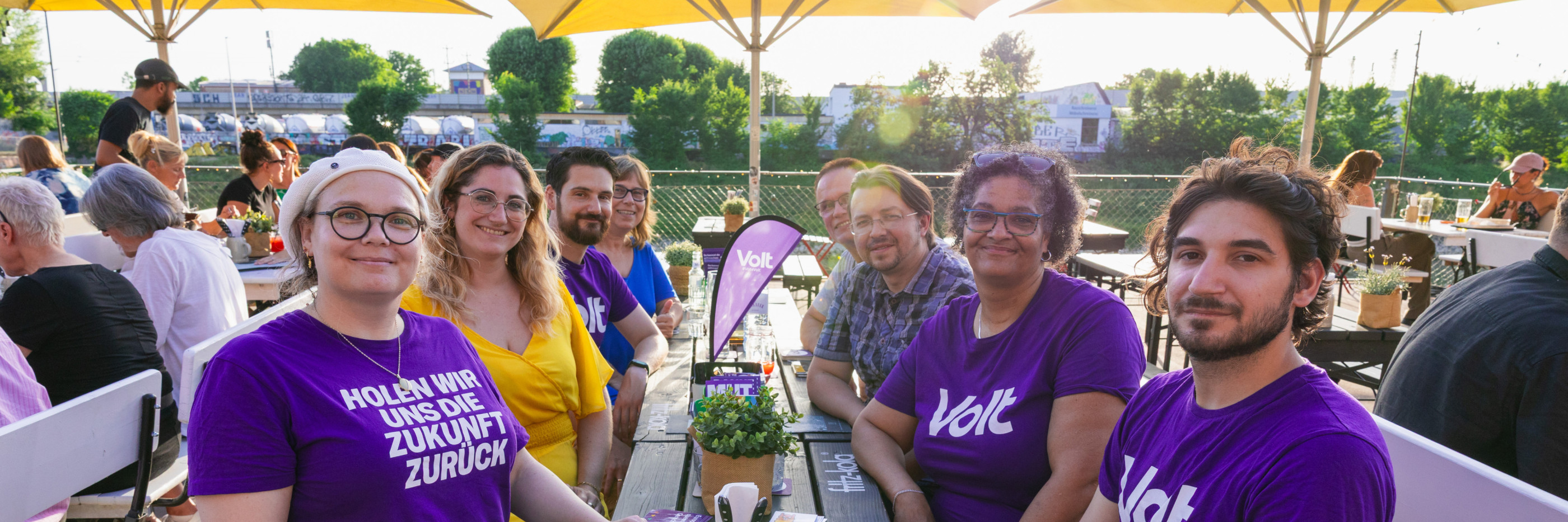 Gruppenfoto des City Teams Mannheim-Ludwigshafen im Biergarten.