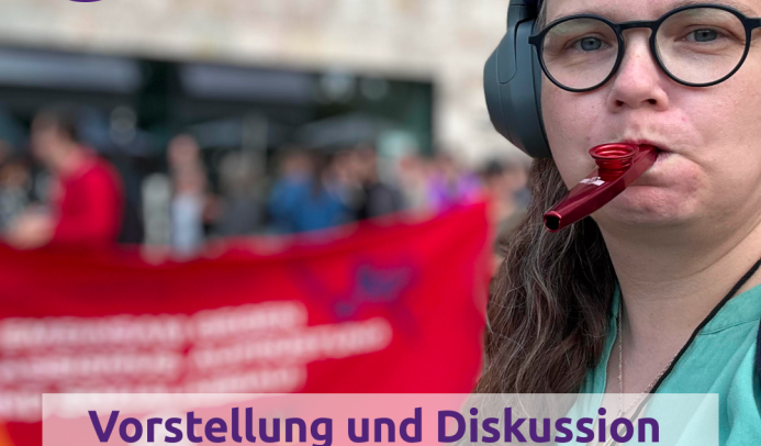 Auf dem Bild sieht man Michaela auf einer Demonstration der Gewerkschaften mit einer Pfeife. Das Bild kündigt Michaelas Vorstellung bei ver.di an.