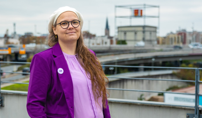 Auf dem Bild sieht man Michaela mit dem Würfelbunker im Hintergrund. Sie lächelt freundlich in die Kamera. Foto: Thorsten Janz.