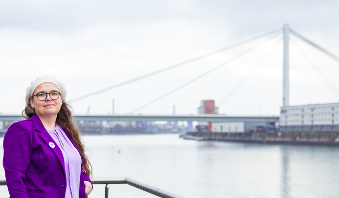 Auf dem Bild sieht man Michaela mit der Pylonbrücke im Hintergrund. Ihr Blick ist selbstsicher, kühn und freundlich. Foto: Thorsten Janz.