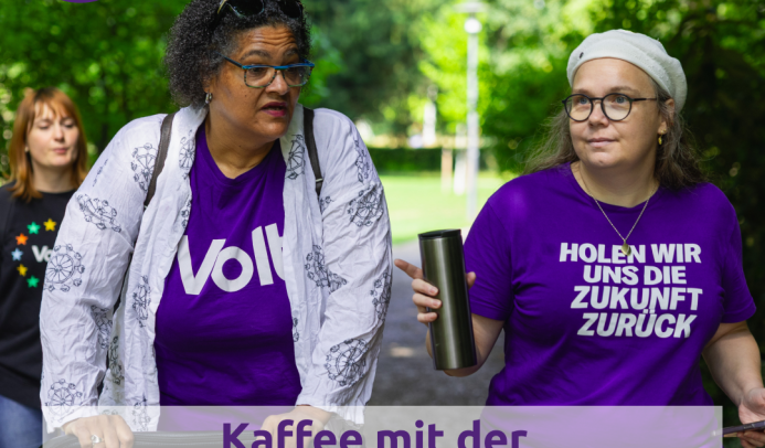 Auf dem Bild sieht man Anett, Beate und Michaela wie sie im Ebertpark laufen und diskutieren. Michaela hält einen Thermobecher mit Kaffee in der Hand.