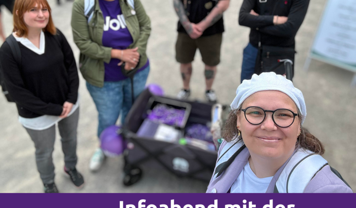Man sieht Michaela mit einer Gruppe von MaLu und dem Bollerwagen.