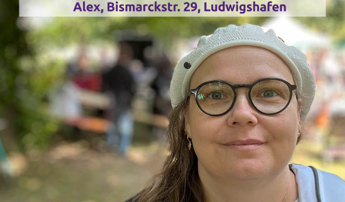 Auf dem Foto sieht man Michaela auf dem Better World Market 2025 mit der Bühne im Hintergrund.