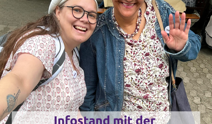 Man sieht Michaela und Beate lächeln und winken.