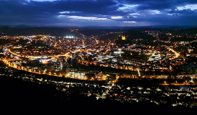 Marburg bei Nacht von oben mit vielen Lichtern.