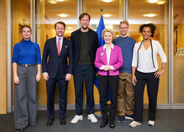 Anna Strolenberg, Reinier van Lanschot, Damian Boeselager, Kai Tegethoff und Nela Riehl mit EU-Kommissionspräsidentin Ursula von der Leyen