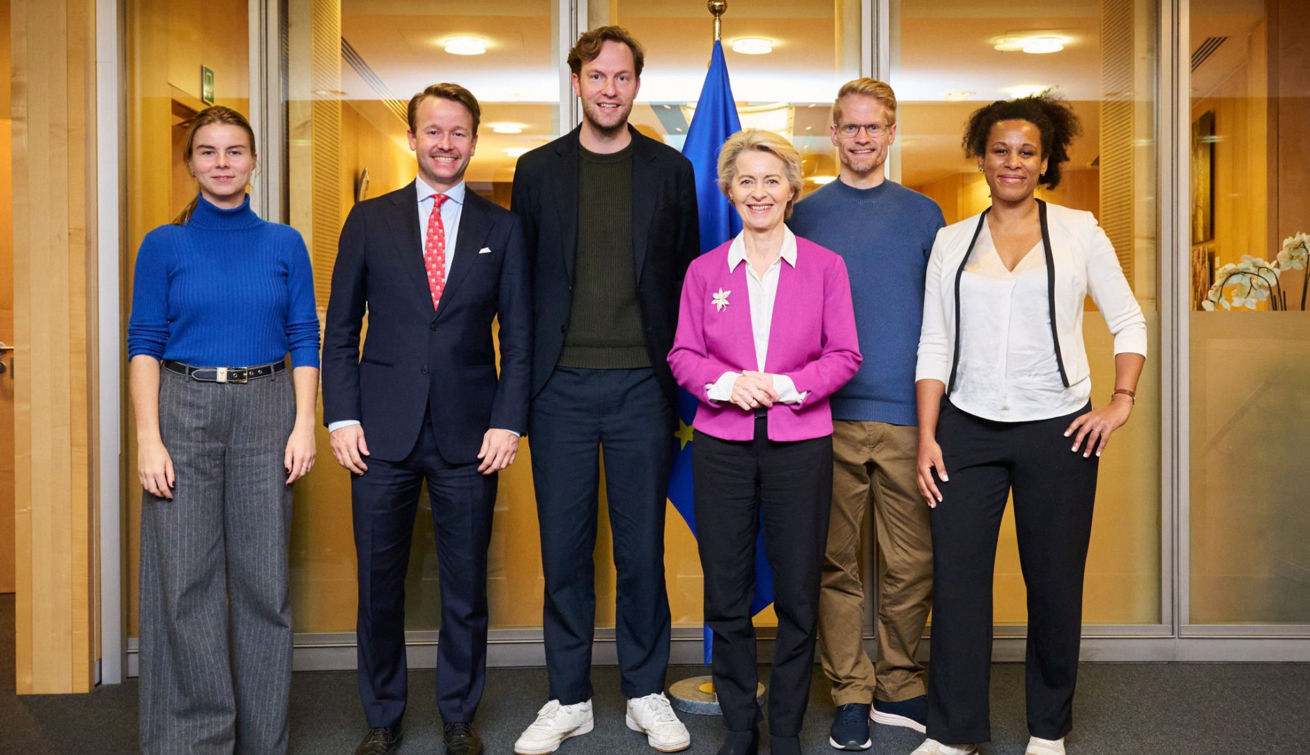 Anna Strolenberg, Reinier van Lanschot, Damian Boeselager, Kai Tegethoff und Nela Riehl mit EU-Kommissionspräsidentin Ursula von der Leyen