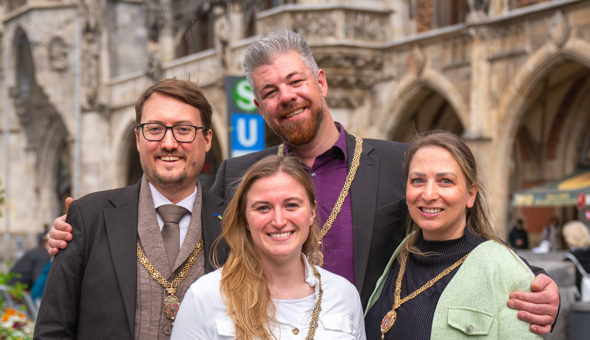 Die Stadträt*innen der Volt München Fraktion nach ihrer Vereidigung.