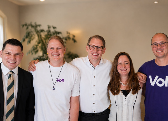 Personen (von links nach rechts): Lionel Bachelart (stellv. Vorsitzender), Jennifer Schnürch (stellv. Vorsitzende), Adriaan Andringa (Co-Vorsitzender), Angela Beyer (Co-Vorsitzende) und Thomas Schön (Schatzmeister).