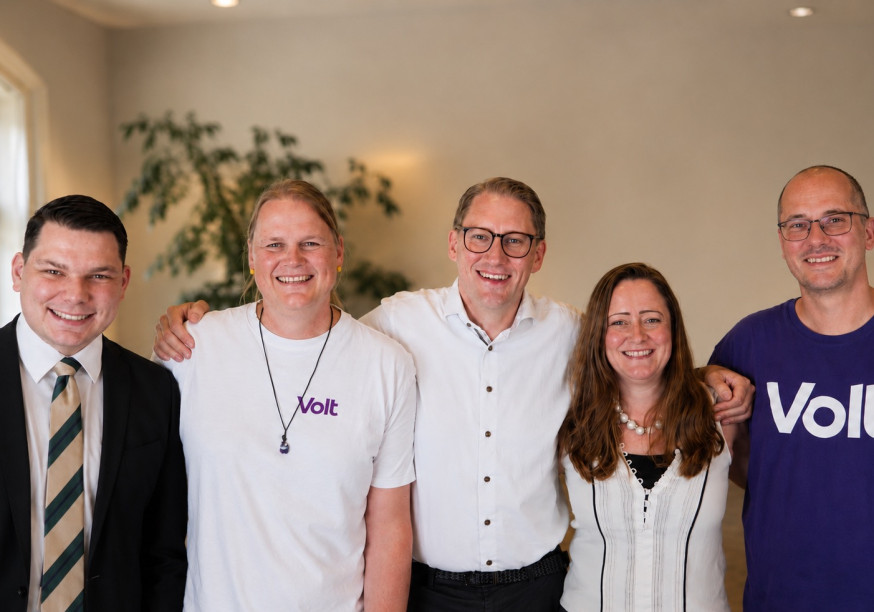 Personen (von links nach rechts): Lionel Bachelart (stellv. Vorsitzender), Jennifer Schnürch (stellv. Vorsitzende), Adriaan Andringa (Co-Vorsitzender), Angela Beyer (Co-Vorsitzende) und Thomas Schön (Schatzmeister).