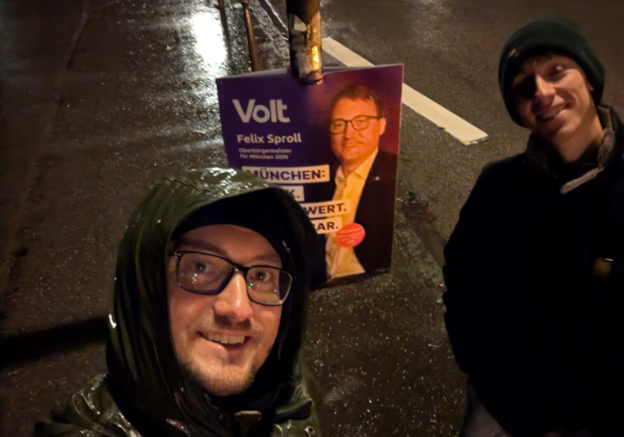 Felix Sproll beim Plakatieren in München.