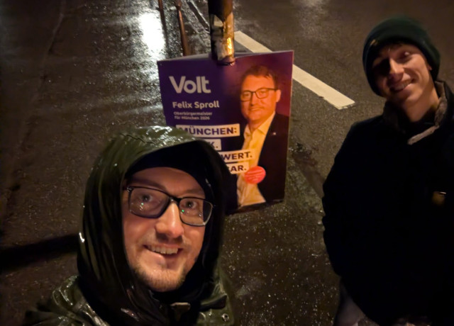 Felix Sproll beim Plakatieren in München.