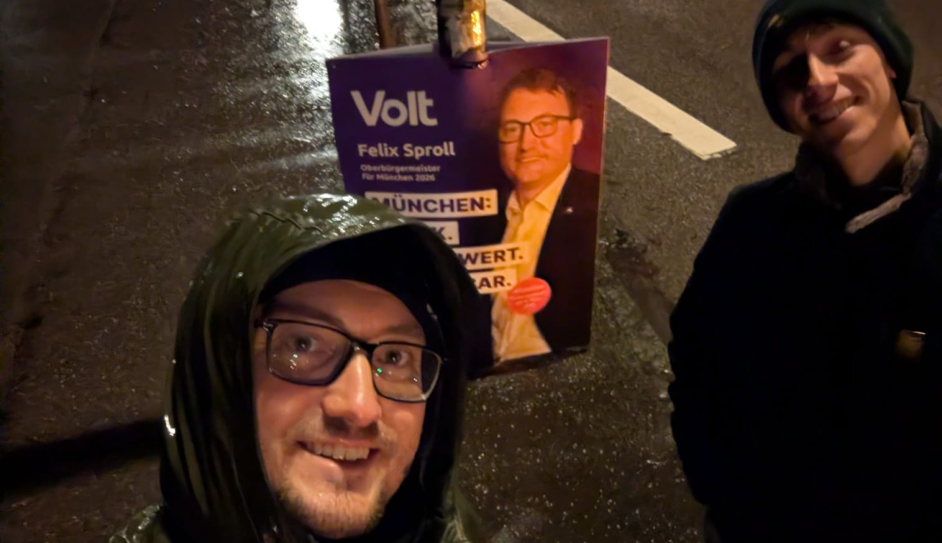 Felix Sproll beim Plakatieren in München.