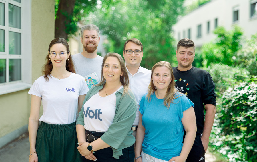 Die Spitzenkandidierenden von Volt München zur Kommunalwahl 2026. Von links nach rechts: Katharina Brinck, Michael von Stosch, Carina Bachner, Felix Sproll, Alexandra Lang und Tim Scharf.