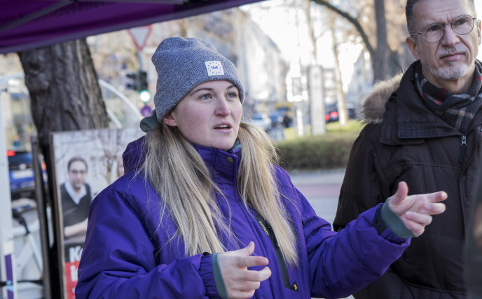 Alexandra Lang am Infostand am Rotkreuzplatz in München