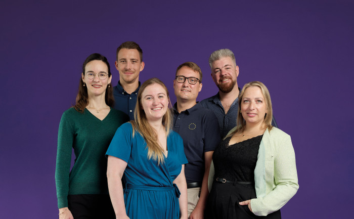 Die Spitzenkandidierenden von Volt München für die Kommunalwahl 2026. Von links nach rechts: Katharina Brinck, Philipp Eisenmann, Alexandra Lang, Felix Sproll, Michael von Stosch und Carina Bachner.