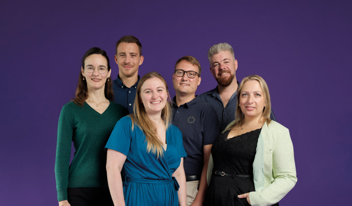 Die Spitzenkandidierenden von Volt München für die Kommunalwahl 2026. Von links nach rechts: Katharina Brinck, Philipp Eisenmann, Alexandra Lang, Felix Sproll, Michael von Stosch und Carina Bachner.