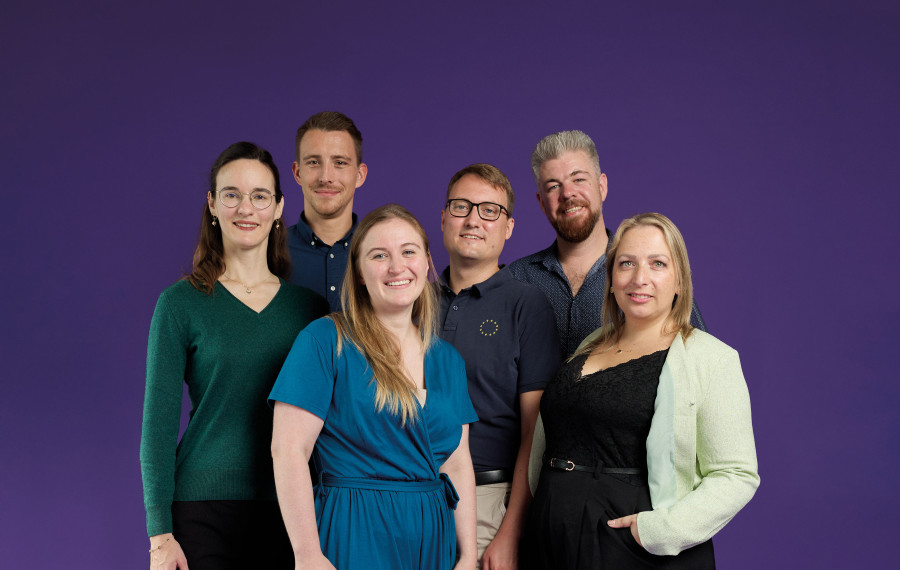 Die Spitzenkandidierenden von Volt München für die Kommunalwahl 2026. Von links nach rechts: Katharina Brinck, Philipp Eisenmann, Alexandra Lang, Felix Sproll, Michael von Stosch und Carina Bachner.