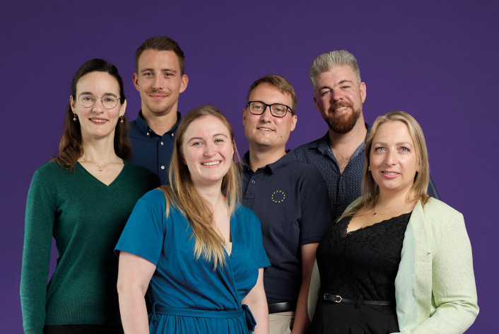 Die Spitzenkandidierenden von Volt München für die Kommunalwahl 2026. Von links nach rechts: Katharina Brinck, Philipp Eisenmann, Alexandra Lang, Felix Sproll, Michael von Stosch und Carina Bachner.