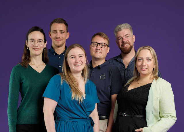 Die Spitzenkandidierenden von Volt München für die Kommunalwahl 2026. Von links nach rechts: Katharina Brinck, Philipp Eisenmann, Alexandra Lang, Felix Sproll, Michael von Stosch und Carina Bachner.