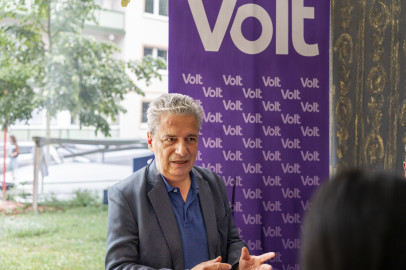 Massimo de Matteis bei einer Bürger:Innensprechstunde