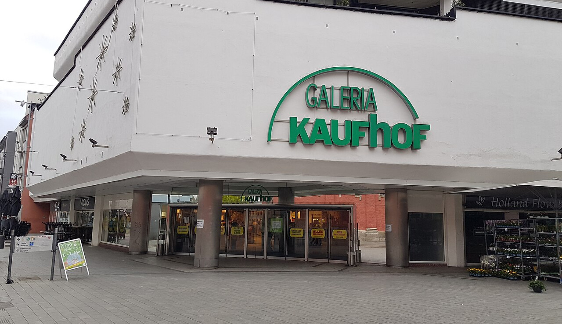 Paintdog, CC BY-SA 4.0 <https://creativecommons.org/licenses/by-sa/4.0>, via Wikimedia Commons