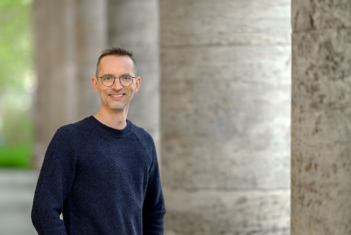 Porträt von Kanidat Daniel Schilling.