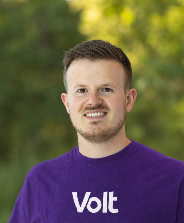 Portrait von Tim Sigl im Volt Shirt