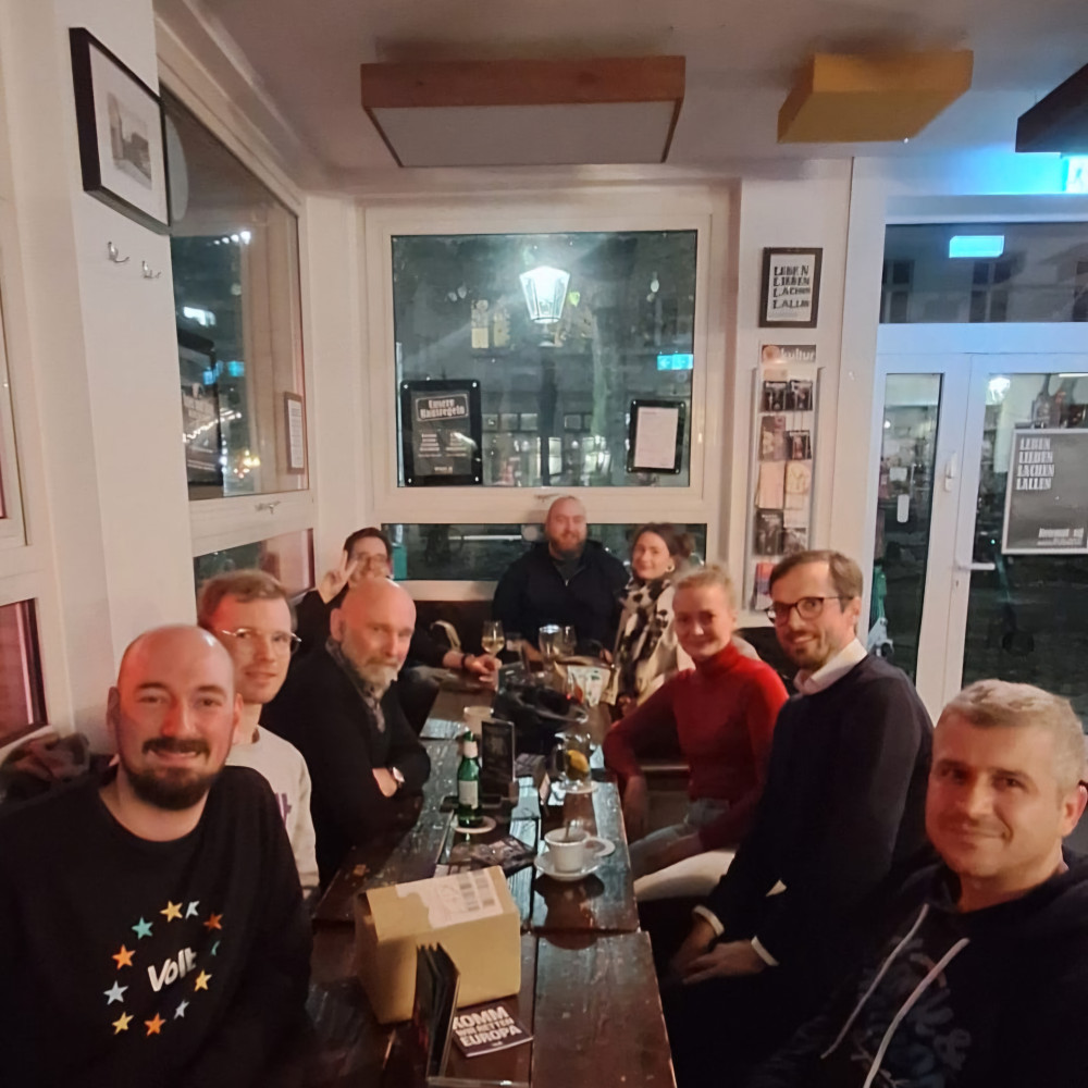 Volter, die um einen Tisch sitzen