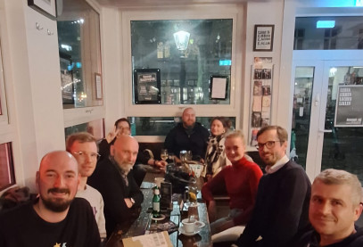 Volter, die um einen Tisch sitzen